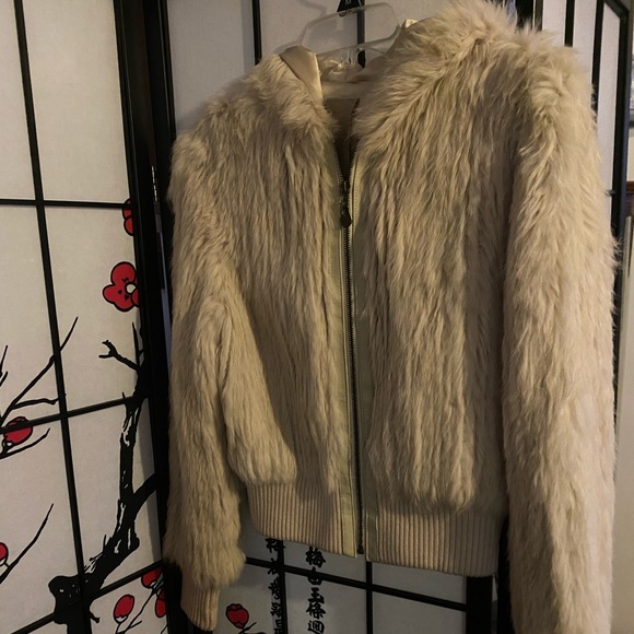 Warm up in this 💯 rabbit bomber style jacket with hood barely worn - Picture 8 of 10